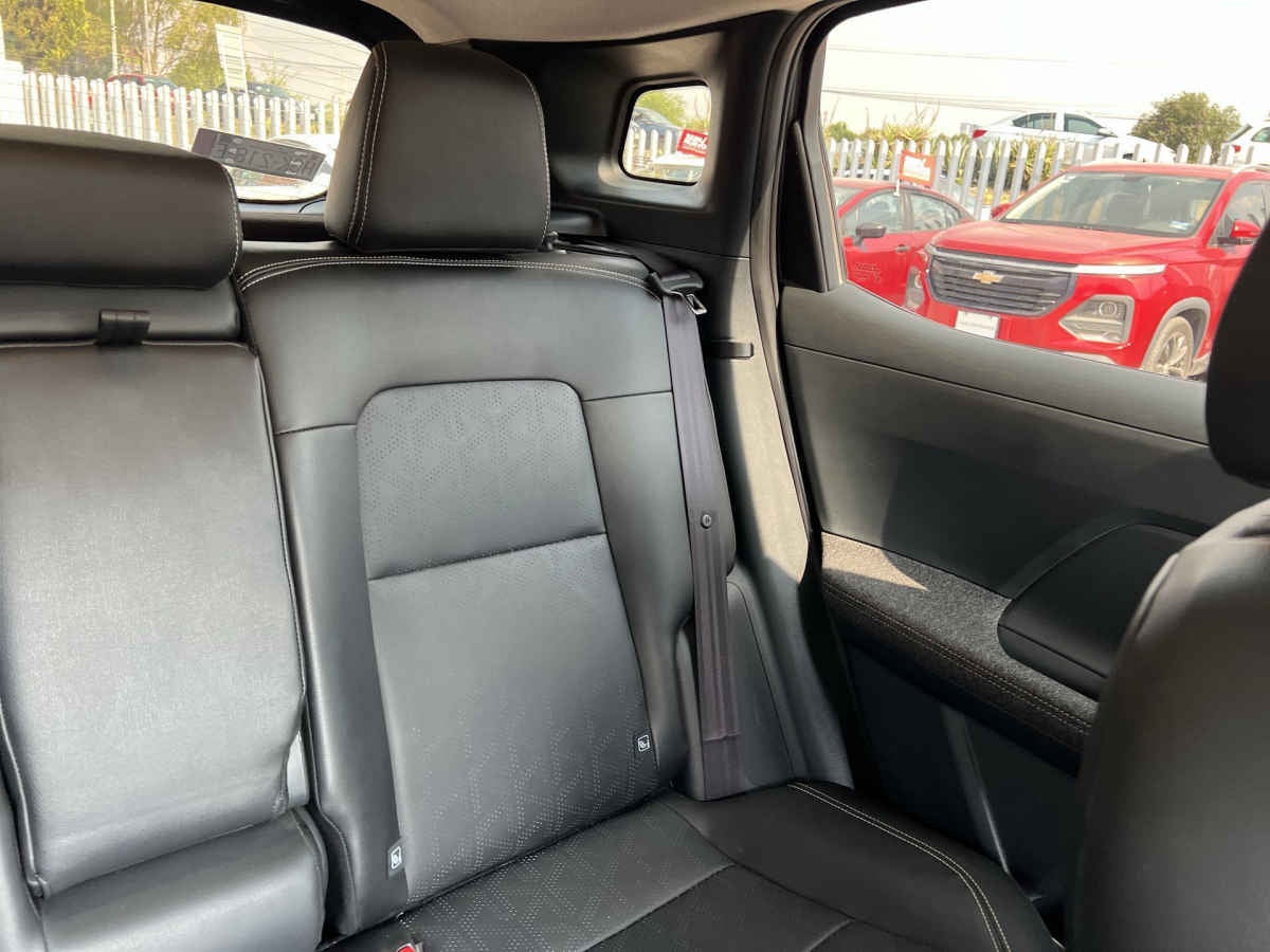 2025 Nissan Kicks PLATINUM 2.0 CVT